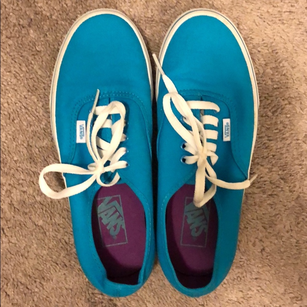 Size women’s 8.5 / men’s 7 blue vans. worn once!